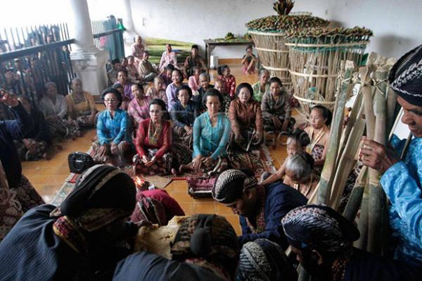 tumplak wajik keraton yogya Salah satu prosesi budaya di Panti Pareden, Magangan, Keraton Yogyakarta. (Foto Foto : Dok SINDOnews)
