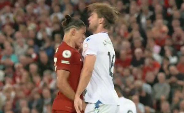 Darwin Nunez Striker anyar Liverpool Darwin Nunez tanduk pemain Crystal Palace Joachim Andersen pada pekan kedua Liga Inggris di Anfield, Selasa (16/8/2022) dini hari WIB. (Foto: Daily Star)