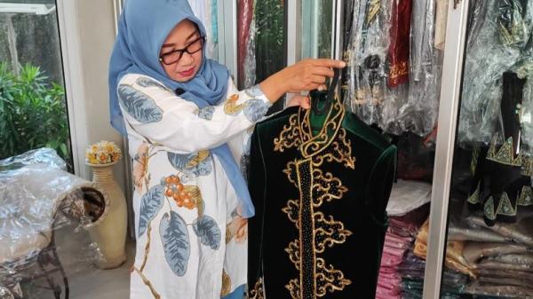 Desainer baju adat Bangka Belitung Desainer baju adat Bangka Belitung, Tricahya Karnawati.(Foto:iNews.id/Haryanto)