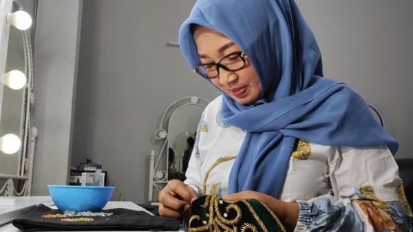 Desainer baju adat Bangka Belitung, Tricahya Karna Desainer baju adat Bangka Belitung, Tricahya Karnawati.(Foto:iNews.id/Haryanto)