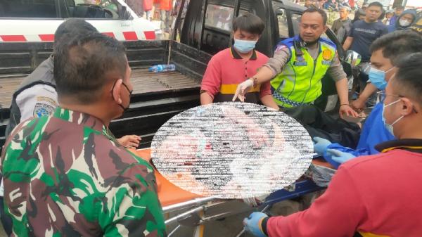PEMBUNUHAN LEMBANG Petugas mengevekuasi korban pembunuhan di Lembang ke rumah sakit. (FOTO: ISTIMEWA)