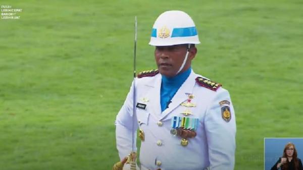 Kolonel Laut (P) Andike Sry Mutia Kolonel Laut (P) Andike Sry Mutia saat menjadi Komandan Upacara Peringatan Detik-Detik Proklamasi Kemerdekaan Republik Indonesia ke-77. (Foto : YouTube Setpres)