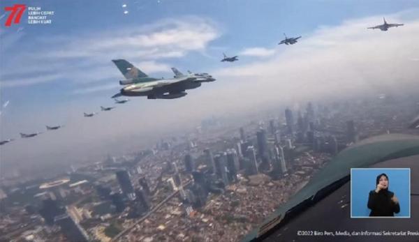 Pesawat 2 Pesawat tempur F-16 TNI AU membentuk formasi angka 77 saat upacara HUT RI di Istana Merdeka. (Foto tangkapan layar).