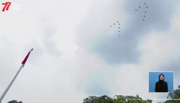 Pesawat Tempur Pesawat tempur F-16 TNI AU membentuk formasi angka 77 saat upacara HUT RI di Istana Merdeka. (Foto tangkapan layar).