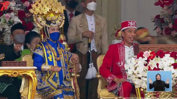 Presiden Jokowi dan Ibu Negara Iriana Presiden Jokowi dan Ibu Negara Iriaana Jokowi berjoget saat Farel Prayoga bernyanyi di perayaan detik-detik proklamasi di Istana Merdeka, Rabu (17/8/2022). (YouTube Sekretariat Presiden)