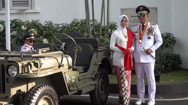 RIDWAN KAMIL HOT ROD1 Gubernur Jabar Ridwan Kamil, istri Atalia Praratya, dan Arkana Aidan Misbach menyapa warga. (FOTO: iNews/ERVAN DAVID)
