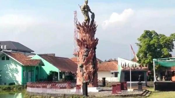 TUGU BLA Tugu Bandung Lautan Api di Dayeuhkolot, Kabupaten Bandung. (FOTO: iNews/JUHPITA MEILANA)