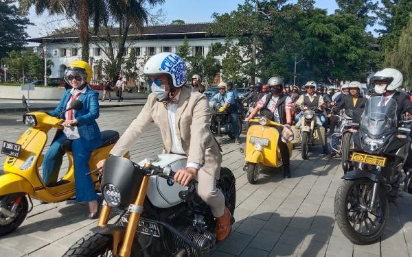Gubernur Jabar, Ridwan Kamil konvoi Gubernur Jabar, Ridwan Kamil dan istri serta konvoi bareng para pemain Preman Pensiun yang dimulai dari Gedung Sate, Kota Bandung, Rabu (17/82022). (Foto: MPI/Agung Bakti Sarasa)