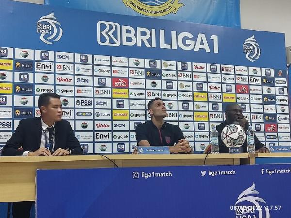 Jacksen Thiago Pelatih Persis Solo, Jacksen Ferreira Tiago mengejutkan awak media usai kemenangan kontra Bhayangkara FC, Jumat (19/8/2022). Jacksen menyatakan mundur. (foto: MPI/Cikal).