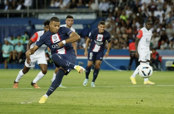 Kylian Mbappe Kylian Mbappe melepaskan tembakan penalti saat PSG melawan Montpellier pada laga Liga Prancis 2022/2023 di Stadion Parc des Princes, Sabtu (13/8/2022). (Foto: REUTERS)