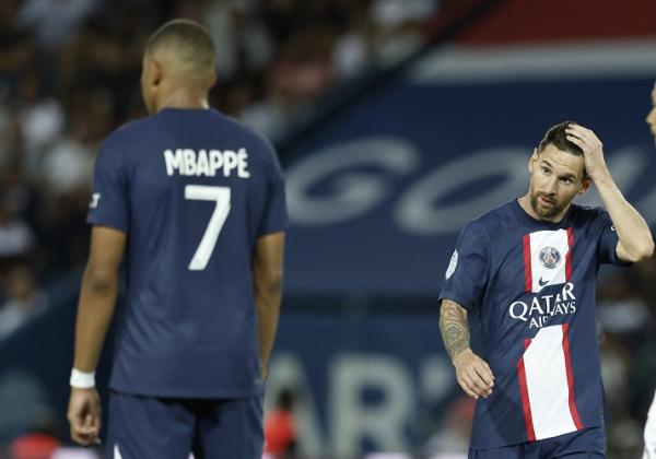 Kylian Mbappe Lionel Messi Bintang Paris Saint-Germain, Kylian Mbappe menjadi sorotan usai terlihat mendorong Lionel Messi pada laga Liga Prancis 2022/2023. (Foto: REUTERS)