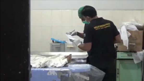 Pemerkosaan Petugas memeriksa korban pemerkosaan saat berada di kamar jenazah. (Foto: iNews.id/Anang Agus Faisal).