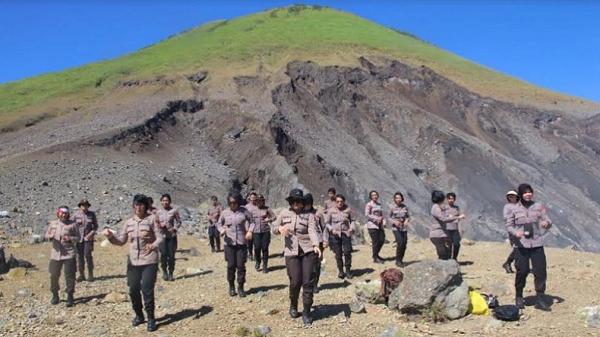 Puluhan Polwan Polda Sulut saat mendaki Gunung Lokon. (Foto : Humas Polda Sulut)