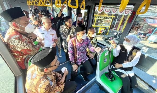 trans jatim Gubernur Khofifah saat mencoba bus Trans Jatim. (istimewa).