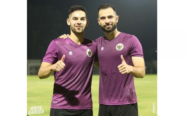 Dua pemain naturalisasi Timnas Indonesia Jordi Amat dan Sandy Walsh kemungkinan belum bisa tampil di Kualifikasi Piala Asia 2023. (foto: PSSI).
