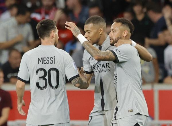 Paris Saint-Germain (PSG) pesta gol 7-1 atas Lille di pekan ketiga Liga Prancis 2022/2023. Kylian Mbappe dan Neymar jadi bintang. (foto: REUTERS/Pascal Rossignol).