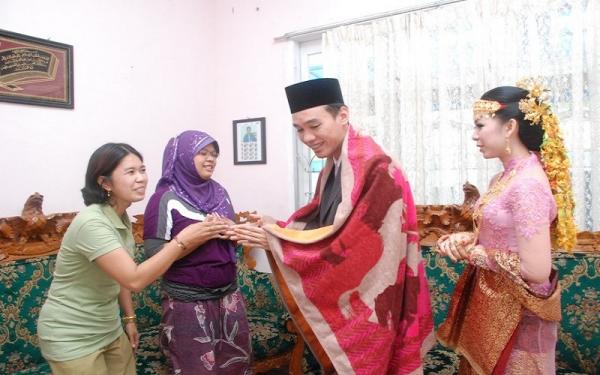 Suku Kayuagung Perkawinan Adat Mabang Handak pada Suku Kayuagung. (Foto: Antara)