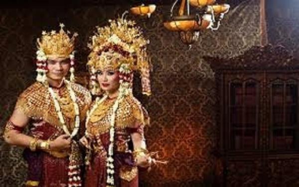 Suku Palembang Pakaian adat Suku Palembang berupa Aesan Gede. (Foto: haloedukasi)