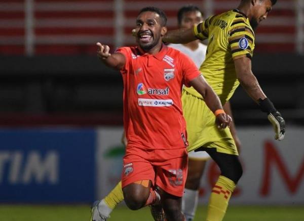 Borneo FC Terens Puhiri Winger Borneo FC, Terens Puhiri merayakan gol ke gawang Dewa United pada laga Liga 1 2022/2023 di Stadion Segiri, Samarinda, Selasa (23/8/2022). (Foto: Instagram/@borneofc.id)
