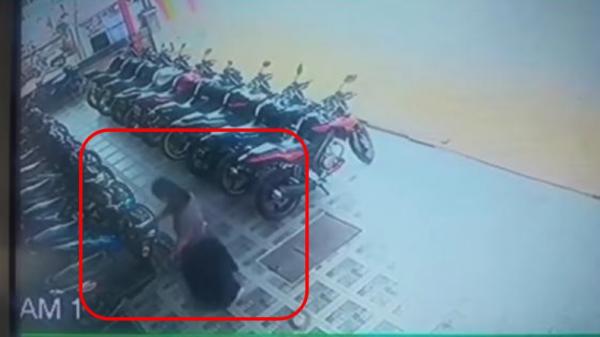 Emak-emak curi motor di showroom Emak-emak curi motor di showroom terekam CCTV (Istimewa)