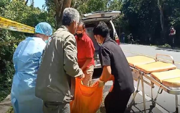 Evakuasi mayat perempuan di Jembrana, Bali, Selasa (23/8/2022). (Foto: iNewsTV/Nyoman Sudika)