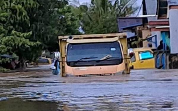 Truk terendam banjir di Kota Sorong (Foto: Istimewa) Truk terendam banjir di Kota Sorong (Foto: Istimewa)