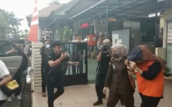 Kasir Pegadaian Ditahan Kasir pegadaian di Pontianak inisial DT saat digiring ke Lapas Perempuan Pontianak. (Foto: Kejari Pontianak)
