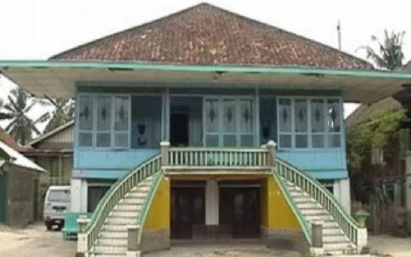 Rumah adat cara gudang Rumah cara gudang. (Foto: putuliliksupandi.blogspot)