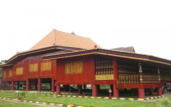 Rumah limas Rumah limas yang paling populer dan pernah dicetak pada uang kertas Rp10.000. (Foto: budaya indonesia)