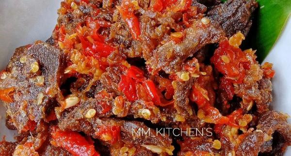 Aktivitas pembuatan dendeng tokek di Bawang Kabupaten Banjarnegara. (Elis Novit)