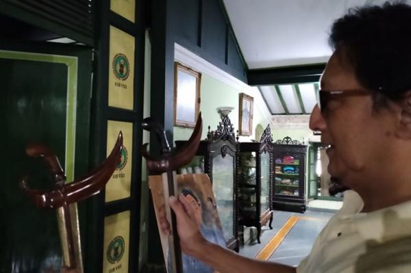 Gusti Kukuh Hestrianing (Gusti Aning) menunjukkan keris Jogja dan Solo. Keris Jogja ukuran pamornya lebih kecil dibanding Solo. (Foto : MPI/erfan Erlin)