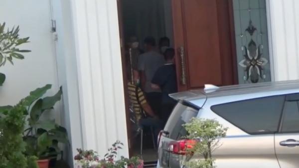 KPK geledah rumah rektor Unila KPK menggeledah rumah mewah milik Rektor Unila Karomani. Dalam penggeledahan itu, penyidik menyita uang miliaran rupiah di dalam plastik (Ruslan AS/MNC Portal)