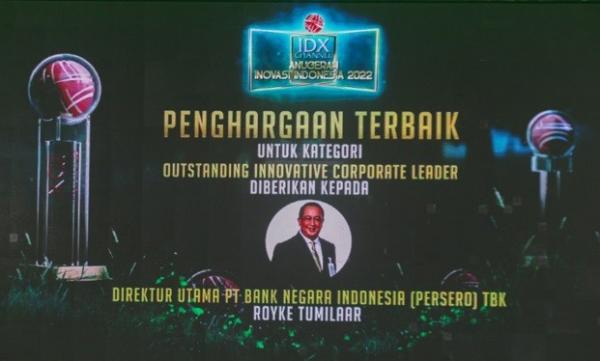 Direktur Utama PT Bank Negara Indonesia (Persero) Tbk Royke Tumilaar meraih penghargaan terbaik untuk kategori Outstanding Innovative Corporate Leader pada ajang IDX Channel Anugerah Inovasi Indonesia (ICAII) 2022, di Jakarta, Kamis (25/8/2022). (Foto: IDX Channel)