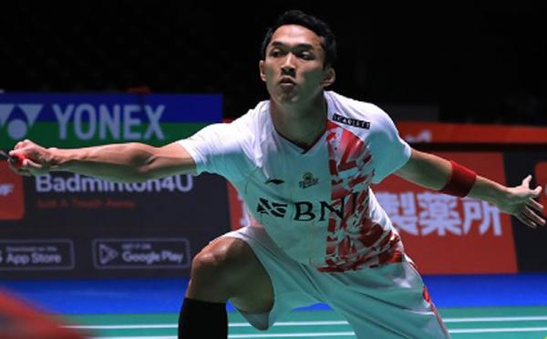 Jonatan Christie melawan wakil Taiwan Chou Tien Chen pada perempat final Kejuaraan Dunia 2022. (Foto: Twitter/@INABadminton)