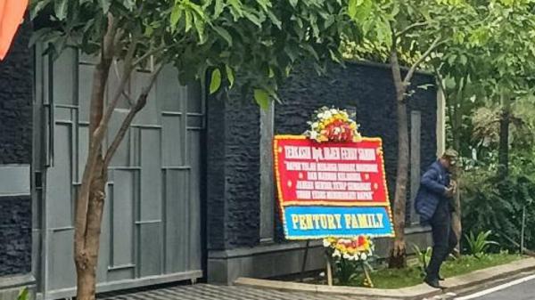 Karangan bunga Rumah Ferdy Sambo di Saguling terpajang karangan bunga, Jumat (26/8/2022)