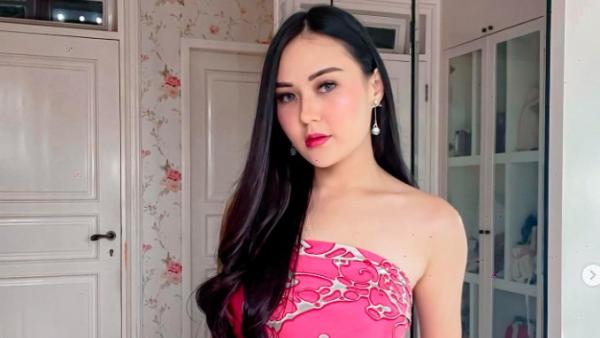 Sarah Gibson Artis Lulusan Universitas Terbaik di Indonesia. (foto: Instagram)
