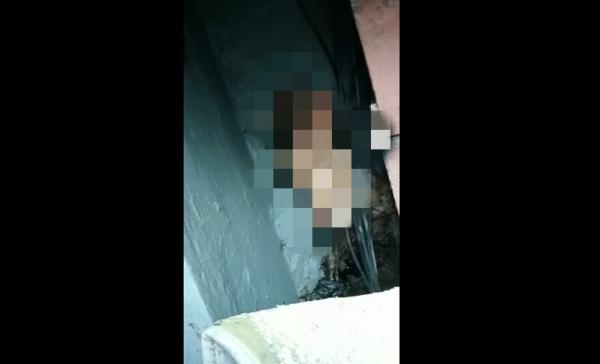 Penampakan bayi saat berada di saluran air atap rumah elite. (Foto: iNews.id/Yuda Prawira).