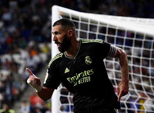 Striker Real Madrid, Karim Benzema merayakan gol telatnya ke gawang Espanyol dalam laga Liga Spanyol 2022/2023 di Stadion RCDE, Senin (29/8/2022). (Foto: REUTERS)