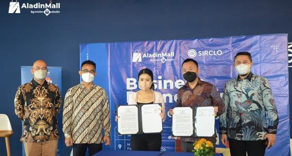 Penandatanganan MoU yang dihadiri oleh Manajemen AladinMall, Manajemen SIRCLO, dan Perwakilan Brand.&nbsp;Dari kiri (Bapak Bambang Triharto, COO AladinMall, Bapak Hendra Hermansyah, CFO AladinTravel, Ibu Valencia H.Tanoesoedibjo, Vice CEO MNC e-Commerce, Bapak Brian Marshal, Founder & CEO Sirclo Group, Bapak Danang Cahyono, CEO of Sirclo Enterprise Solutions) Dokumentasi: Aladinmall 