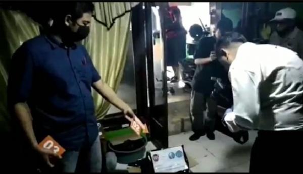 Polisi melakukan olah TKP dan memeriksa paket makanan misterius di rumah korban. (Foto: iNews.id/Jaka Samudra).