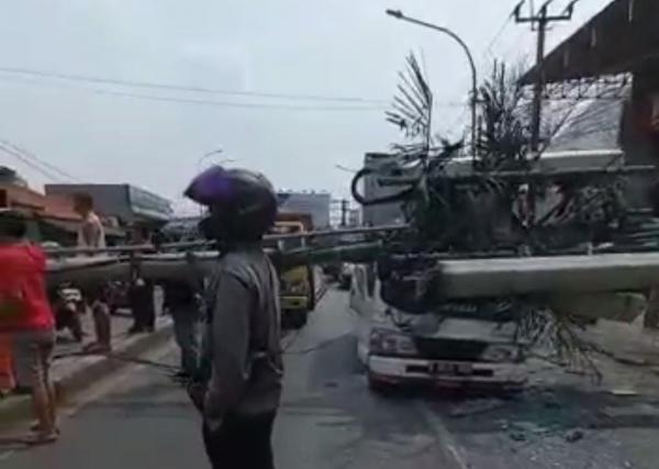 Kecelakaan Truk 2 Truk tabrak tiang di Bekasi (Foto : Ist)