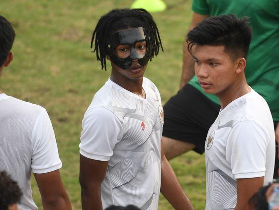 Ronaldo Kwateh Ronaldo Kwateh memakai topeng pada TC Timnas Indonesia U-19 yang digelar di Lapangan ABC, Senayan, Jakarta, Selasa (30/8/2022). (Foto: ANTARA FOTO/Akbar Nugroho)
