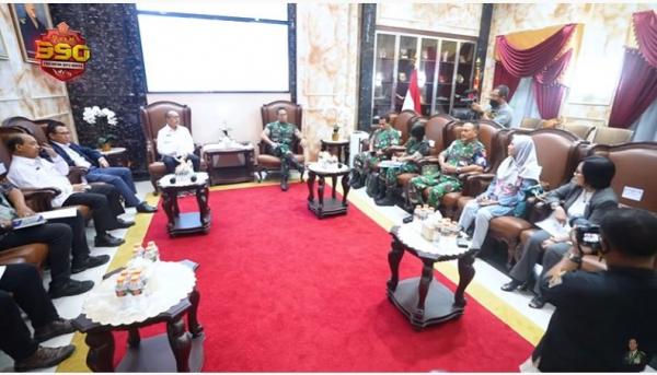 andika perkasa Panglima TNI Jenderal Andika Perkasa saat beraudiensi dengan tim LPSK dan ibu kandung Sertu Bayu Pratama, Sri Rejeki. (Foto youtube Jenderal Andika Perkasa).