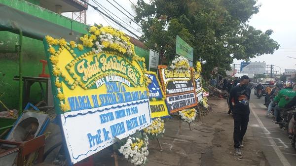 karangan bunga di depan lokasi kecelakaan truk maut di Bekasi