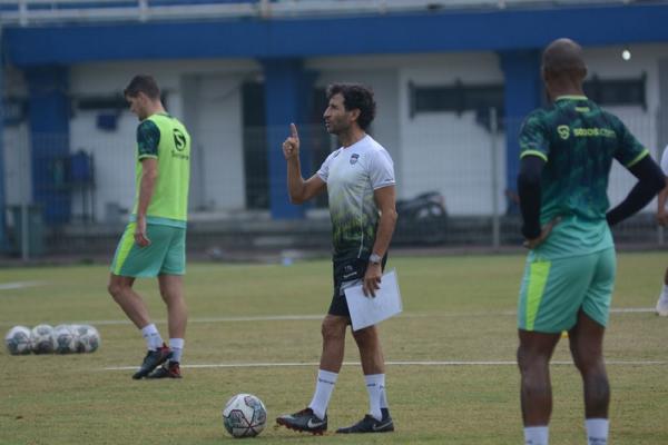 Persib Bandung kembali melakukan sesi latihan di Stadion Persib pada hari ini. Latihan itu langsung dipimpin pelatih anyar Luis Milla. (foto: Persib).