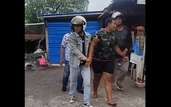 Petugas Polsek Kuta Utara mengamankan pria ngamuk di Kerobokan. (Foto: Instagram @infokerobokan)