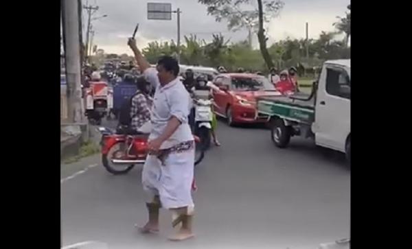Pria Ngamuk Kerobokan Pelaku saat ngamuk mengacungkan senjata tajam.
