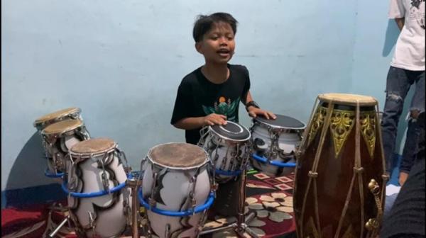 Farel dapat gendang Farel Prayoga saat memainkan gendang. (Ist)