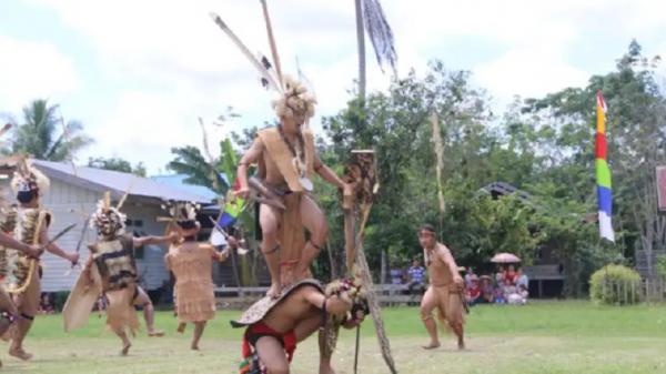 Suku Dayak Suku dengan tradisi yang ekstrem telah ada sejak zaman dahulu di Tanah Air, salah satunya suku dayak. (Foto: pro.kutaitimur.go.id)..