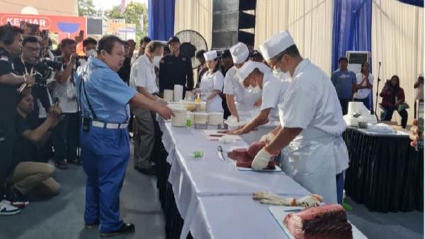 raja tuna jepang di gorontalo Raja Tuna Jepang Kyoshi Kimura beserta lima chef saat menghadiri Festival Kuliner Ikan Tuna di Gorontalo, Sabtu (3/9/2022). (Foto : Ist)